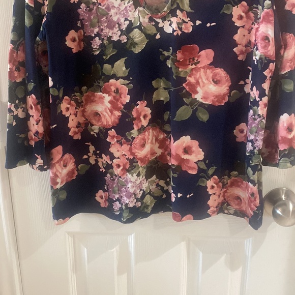 French gray criss cross top front floral blouse.Beautiful//lightweight.No Flaws. - Picture 4 of 8